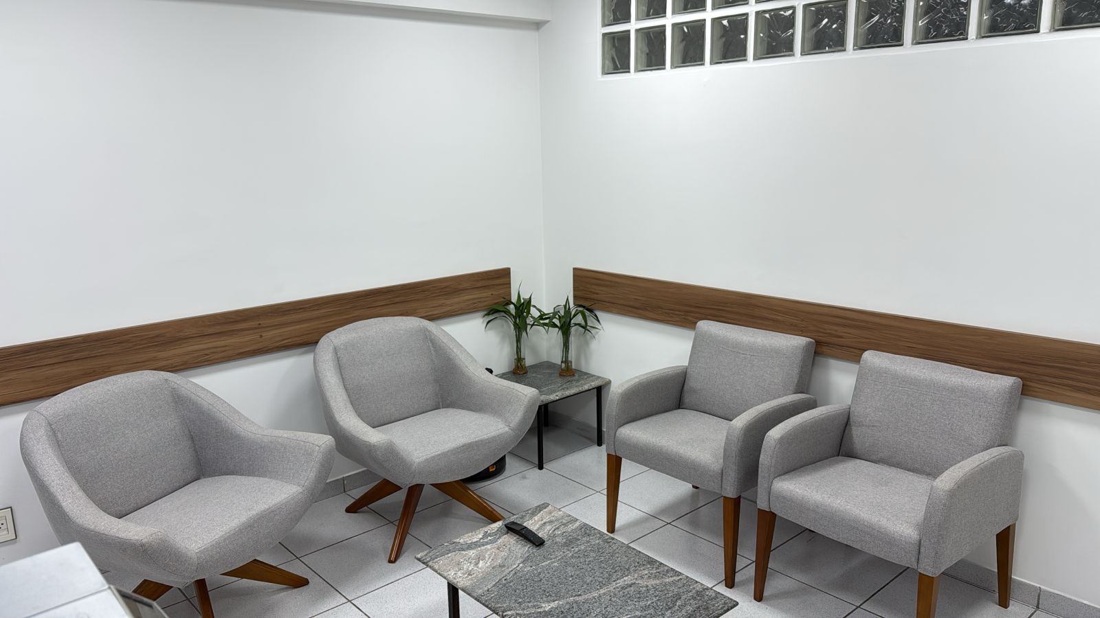 Sala de espera da clínica com ambiente acolhedor